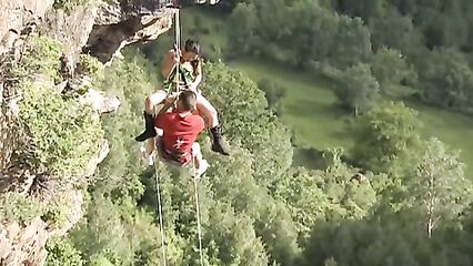Экстремальный секс альпинистов в воздухе над пропастью