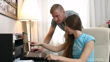 Худая красотка обожает анальный секс с большим членом своего парня