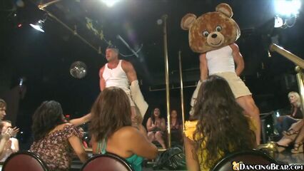 Девичник в разгаре: соски по очереди сосут член танцующего Мишки