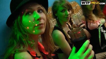 Русские студенты выпили и потрахались: 2 парня на одну девушку!