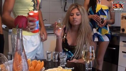 Русская пьяная групповая студенческая секс оргия №1