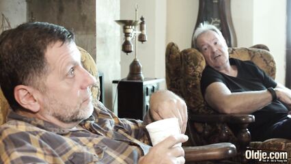 Молодая шлюха отсосала у старика и трахнулась с ним