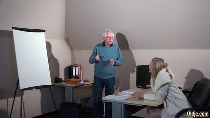 Молодая шлюха села очком на твердый член седого старика