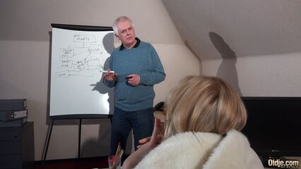 Молодая шлюха села очком на твердый член седого старика