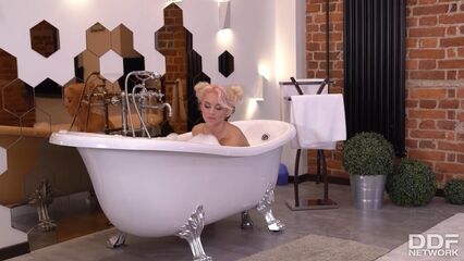 Молодая гимнастка Лара Фрост творит чудеса в сексе