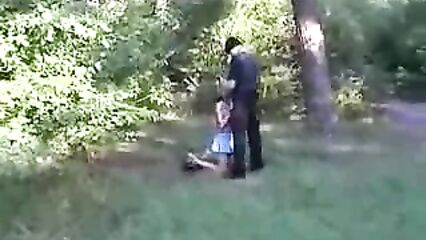 Молодую сучку трахнули в парке