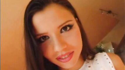 Русская красивая брюнетка трахнула себя пальцами, самотыком и огурцом