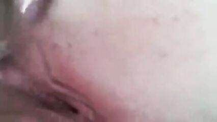 Кончает во время мастурбации крупным планом