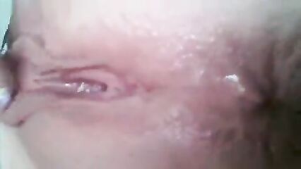Кончает во время мастурбации крупным планом