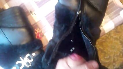 Кончил Алена в меховые сапоги.