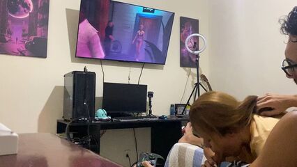 Подруга сосет член, пока я снимаю в GTA проститутку