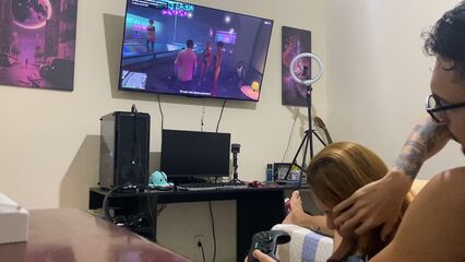 Подруга сосет член, пока я снимаю в GTA проститутку