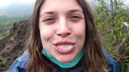 Минет с проглотом спермы в исполнении русской красотки на вершине горы