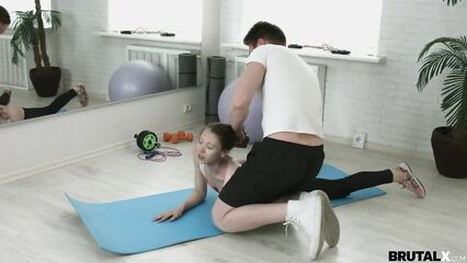 Жесткий анал: Йога для начинающих