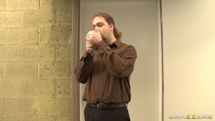 2 страстные девушки поделили на двоих член бомжа