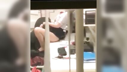 Кейтлин Кирби на работе в Tesco попала под скрытую камеру