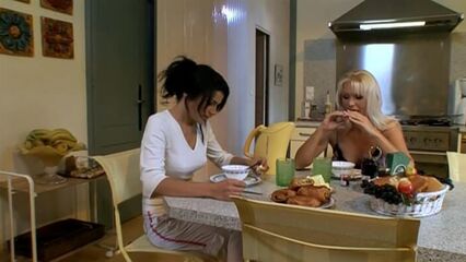 Эти две сестры | The Two Sisters — порно фильм с переводом