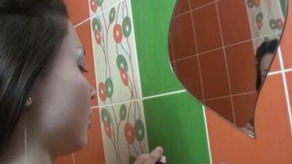 Домашнее порно с русской пьяной милашкой в туалете