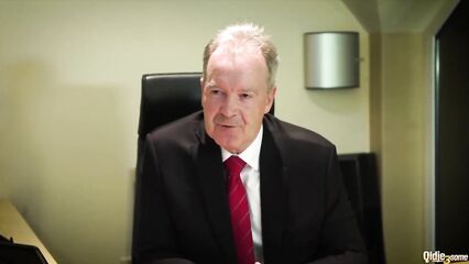 Седой старик делает куни и трахает двух молодых девиц