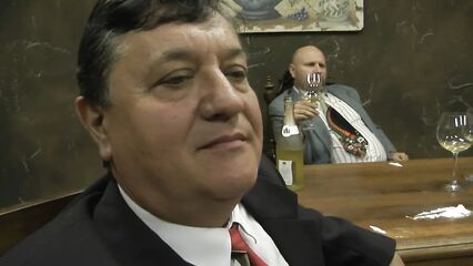 2 зрелых бизнесмена сняли молоденьких девушек