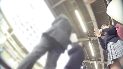 Подглядывание под юбкой скрытой камерой на улице