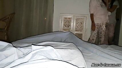 Групповое порно: Старушка учит молодую трахаться в анал