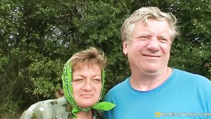 Старые пенсионеры соблазнили на секс молодую девушку