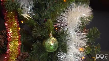 Новогоднее порно Loren Strawberry с двумя парнями