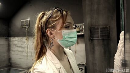 Безжалостное чудовище трахает в анал своего создателя