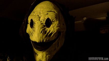 Психопат в маске пленил трех девушек на заброшенной фабрике