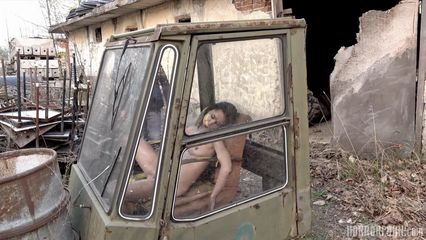 Психопат в маске пленил трех девушек на заброшенной фабрике