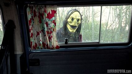 Психопат в маске пленил трех девушек на заброшенной фабрике