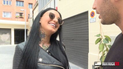 Татуированная брюнетка на секс кастинге BoxTruckSex