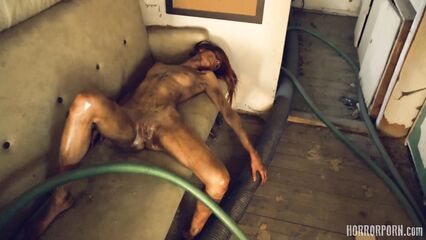 Порно ужасы на ночь: Зверь из леса