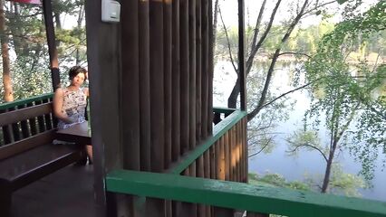 Ужин в уличном кафе за чертой города без трусиков