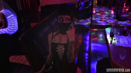 Дом фриков: красотка с двойной киской [порно ужасы]