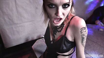 Дом фриков: красотка с двойной киской [порно ужасы]