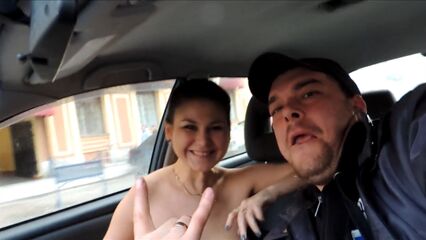 Алёна из Питера без комплексов гуляет по набережной